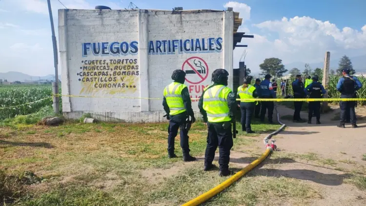 Muere un hombre tras explosión de polvorín en Edomex