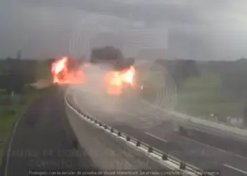 Muere uno en incendio de pipa y tráiler en Tlaxcala