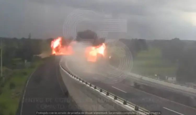 Muere uno en incendio de pipa y tráiler en Tlaxcala