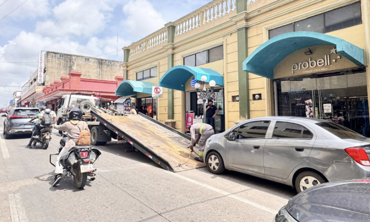 Mantienen operativo grúa en centro de Tampico
