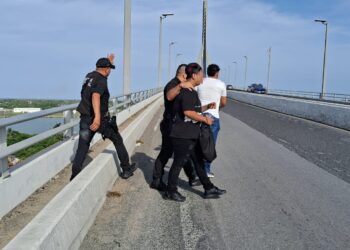 Guardia Estatal evita suicidio en puente de Tampico