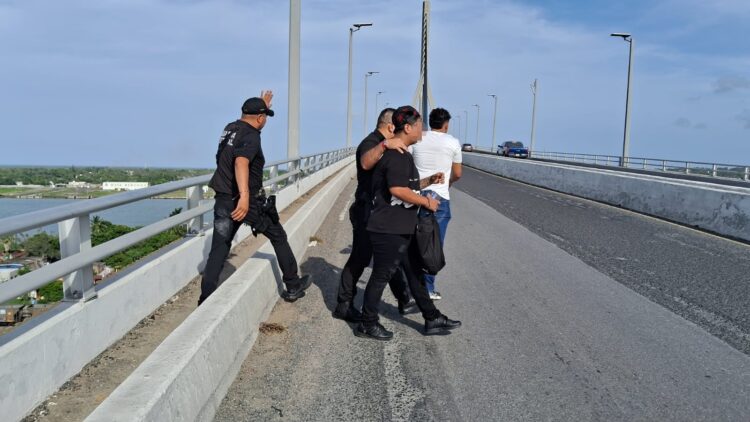 Guardia Estatal evita suicidio en puente de Tampico