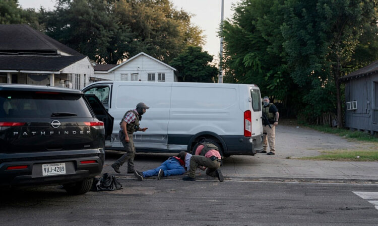 Agente de ICE mata a mexicano en Houston durante operativo de detención