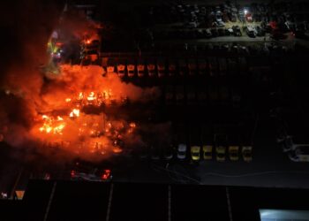 Incendio consume 57 vehículos de Sabritas