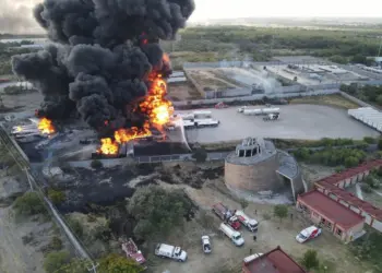 Incendio en contenedor de diésel deja tres heridos