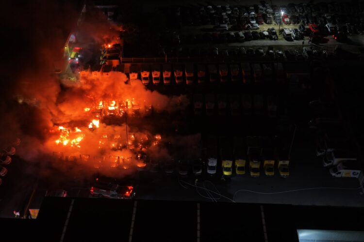 Incendio consume 57 vehículos de Sabritas
