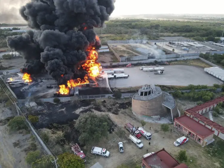 Incendio en contenedor de diésel deja tres heridos