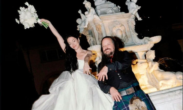 Jonathan Davis de Korn se casa en boda inspirada en Botticelli