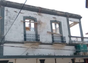 Retiran escombro para evitar colapso de edificio en Tampico