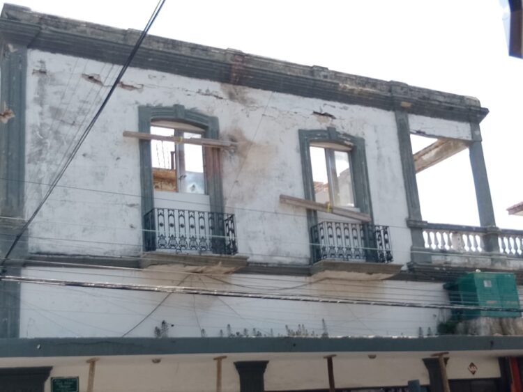 Retiran escombro para evitar colapso de edificio en Tampico