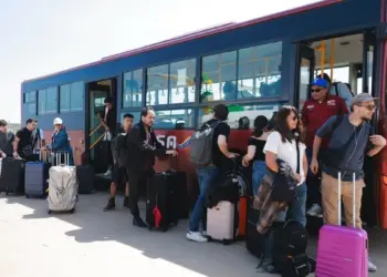 Llegan mexicanos evacuados desde Venezuela