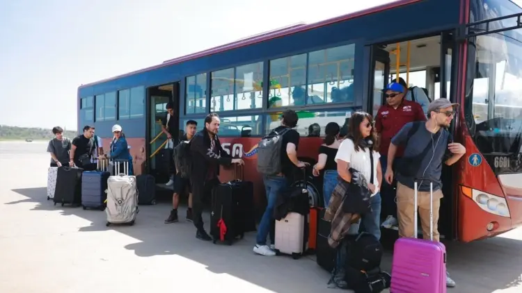Llegan mexicanos evacuados desde Venezuela