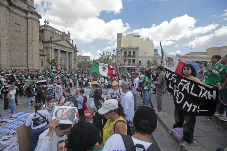 Localizan con vida a tres estudiantes