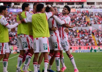 Necaxa derrota 2-1 a Monterrey y mantiene paso perfecto