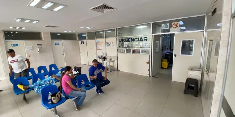 Adolescente de 15 años da a luz en baño de hospital