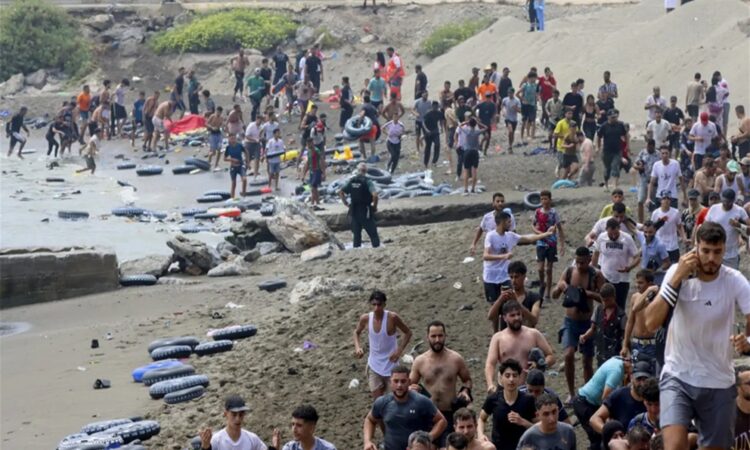 Miles cruzan la frontera hacia España por Ceuta