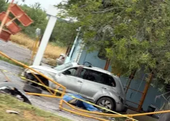 Hombre muere al volcar su auto en carretera a Laredo