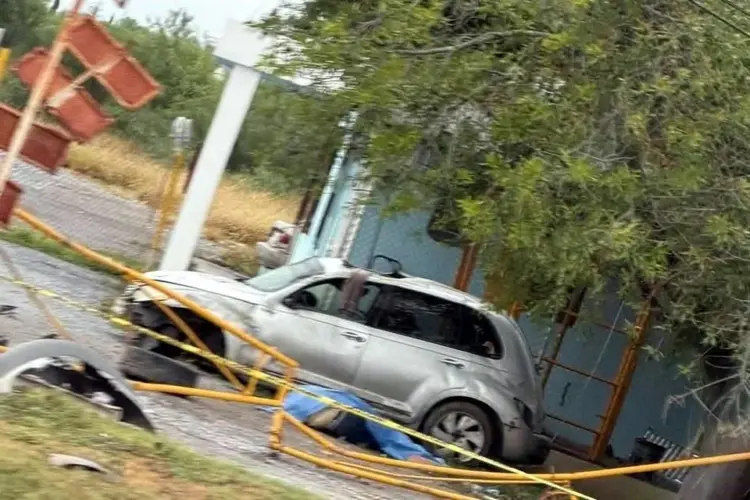 Hombre muere al volcar su auto en carretera a Laredo