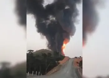 Pobladores bloquean acceso a pozo en llamas