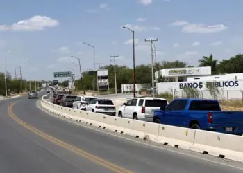 Abarrotan vacacionistas puentes en Reynosa