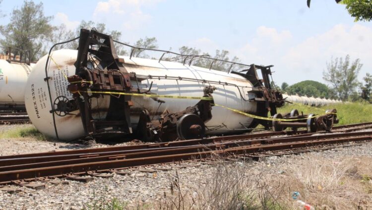 Evacuarán a vecinos para recuperar gasolina de tren descarrilado