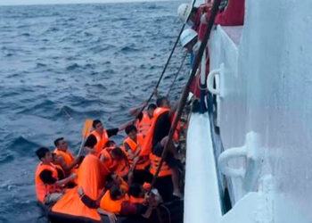 Buscan a 17 desaparecidos tras naufragio de embarcación vietnamita