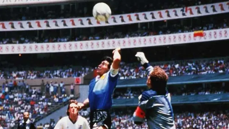 Histórica pelota de Maradona inicia subasta millonaria