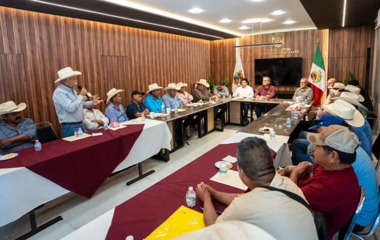 Acuerdan programa conjunto para rehabilitar caminos rurales de Jaumave