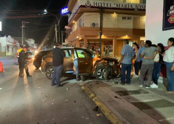 Cuatro heridos en fuerte choque en el crucero de calles Ocho y Abasolo de Cd. Victoria