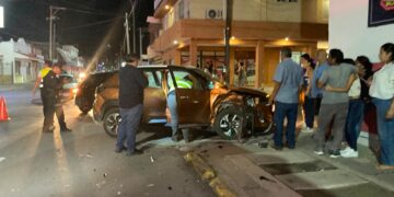 Cuatro heridos en fuerte choque en el crucero de calles Ocho y Abasolo de Cd. Victoria