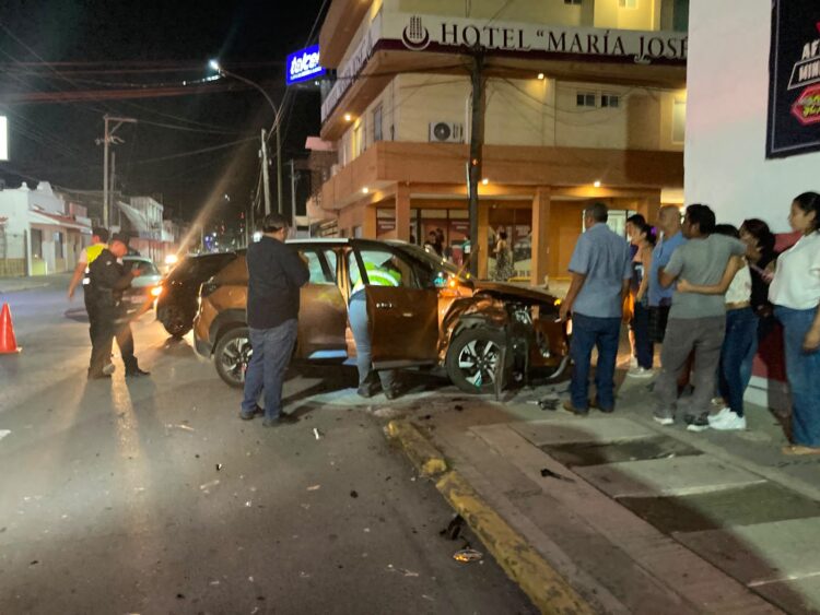 Cuatro heridos en fuerte choque en el crucero de calles Ocho y Abasolo de Cd. Victoria