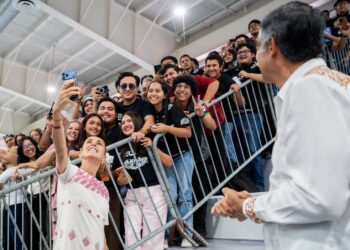 Se reúne Sheinbaum con jóvenes en Victoria: son el eje central del presente de México