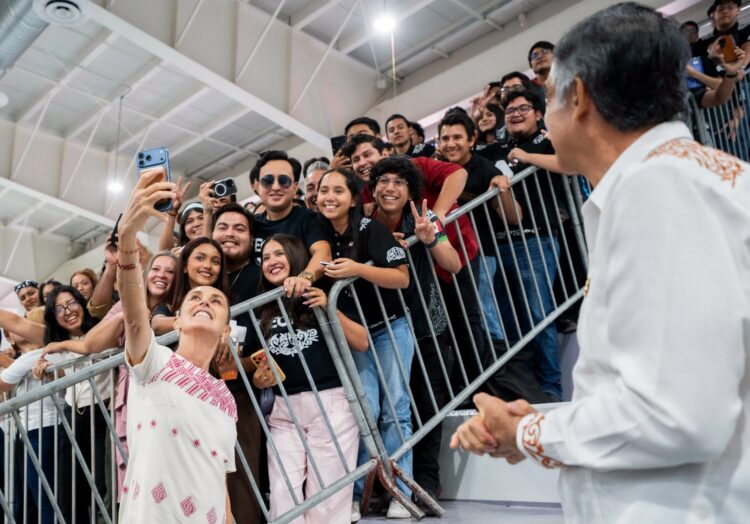 Se reúne Sheinbaum con jóvenes en Victoria: son el eje central del presente de México