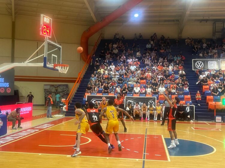 Correcaminos gana 93-58 segundo de la serie ante Santos; Juan Reyna anotó 27 puntos