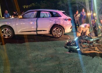 Motociclista queda grave tras choque
