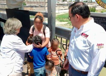 Reúne DIF a dos menores con su madre