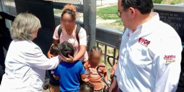 Reúne DIF a dos menores con su madre