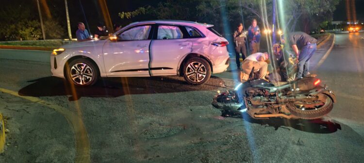 Motociclista queda grave tras choque