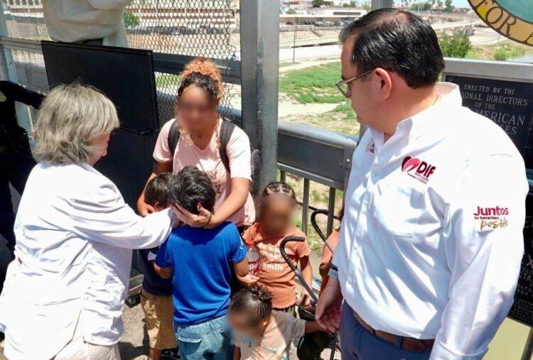 Reúne DIF a dos menores con su madre