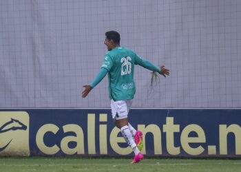 Armando León marca doblete y lidera goleada del NK Osijek en Croacia