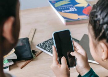 Encuestarán el 26 de agosto a 52 mil maestros de Tamaulipas sobre uso de celulares en las escuelas
