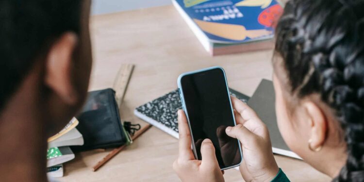 Encuestarán el 26 de agosto a 52 mil maestros de Tamaulipas sobre uso de celulares en las escuelas