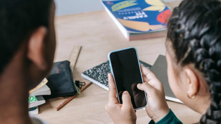 Encuestarán el 26 de agosto a 52 mil maestros de Tamaulipas sobre uso de celulares en las escuelas