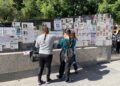Madres buscadoras colocan carteles de desaparecidos; recorren Plaza Juárez y Unidad Deportiva de Victoria