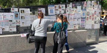Madres buscadoras colocan carteles de desaparecidos; recorren Plaza Juárez y Unidad Deportiva de Victoria