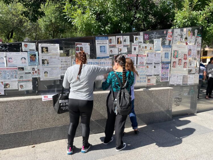 Madres buscadoras colocan carteles de desaparecidos; recorren Plaza Juárez y Unidad Deportiva de Victoria