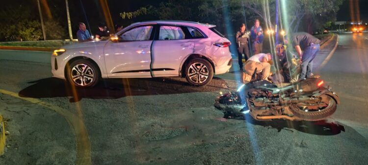 Motociclista herido al estrellarse contra un auto Audi en el Libramiento Naciones Unidas