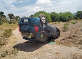 Estudiante de enfermería herida al volcar auto cerca del Hospital Regional