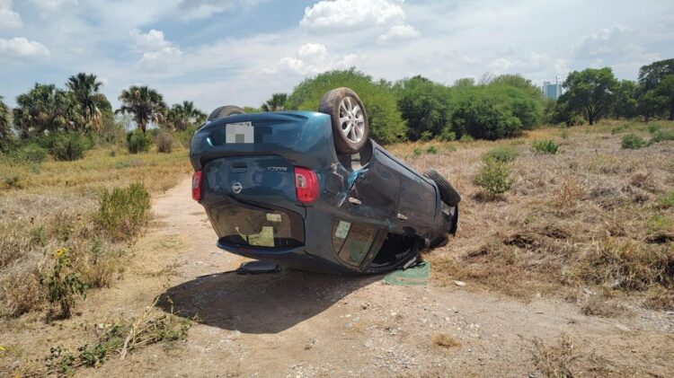 Estudiante de enfermería herida al volcar auto cerca del Hospital Regional