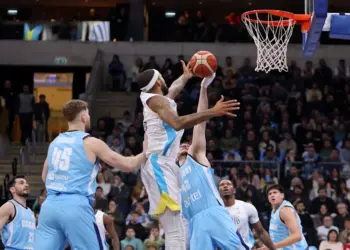 Buddy Hield brilla en triunfo de Bahamas por 103-94